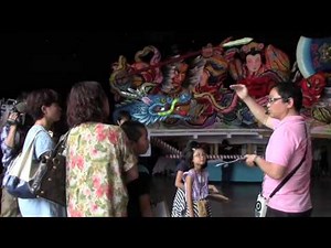 ワ・ラッセ ねぶた入替作業 見学会 「ご案内： 名物部長（ねぶた博士）」2014. Wa Rasse Nebuta replacement work 2014.