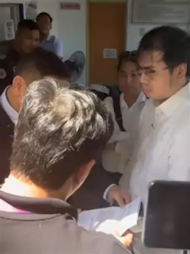 PANOORIN: Basag-basag ang salamin ng pintuan ng Club House ng BF Resort Village sa Las Piñas City. Ito ay sa gitna ng magulong takeover sa Club House ng BF Resort Village Homeowners Association Inc. Ayon kay Euan Toraballa, President ng nasabing asosasyon, puwersahang pinasok ng mga awtoridad ang Club House na nagresulta ng kaguluhan. Aniya, isang security guard ang nasawi na kinumpirma rin ng kamag-anak nito. Nasa 10 katao rin sa kanilang hanay ang sugatan. | via Ryan Reloban #AbanteNews #NewsP