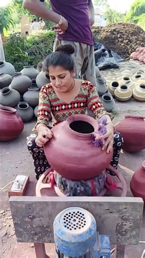 Mitti ke bartan per Painting ki kalakari #pottery