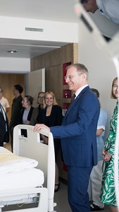 Mit der Generalsanierung am Kepler Uniklinikum 🇵🇱🏥 schaffen wir neuen Raum für Gesundheit und Menschlichkeit: 460 Betten auf rund 28.500 m² – modern, innovativ und am neuesten Stand der Technik. 💪 Danke an alle, die dieses Großprojekt bei laufendem Betrieb ermöglicht haben – pünktlich und im Budget! 👏 So sichern wir Spitzenmedizin für die Menschen in unserem Land – heute und in Zukunft. 🤝 | Thomas Stelzer