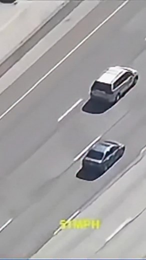 🚨CA News: On November 10th, a suspect in a reportedly stolen minivan led law enforcement on a multi-county pursuit that began in the San Fernando Valley/Thousand Oaks area and ended when the driver crossed the U.S.–Mexico border, evading officers. The California Highway Patrol (CHP) called off the chase after the vehicle crossed into Mexico. A 29-year-old woman, identified as Alyssa Wilson of Simi Valley, had allegedly stolen a minivan from a sober-living home in Thousand Oaks (1900 block East 