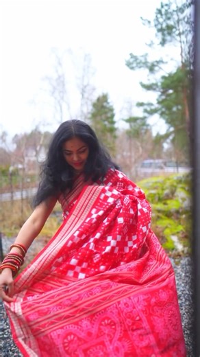 Amrita Das on Instagram: "Here, im wearing a beautiful handwoven Pashapalli Saree . Pashapalli sarees originate from Odisha, India, particularly regions like Sambalpur, features distinctive chessboard patterns inspired by the ancient game of Pasa. ❤️ These sarees showcase a full-body chessboard pattern in contrasting colors like black-white or red-black squares, achieved through meticulous Ikat and tie-dye processes on cotton, tussar, or silk yarns. Saree by @loomluxe_saga ❤️"