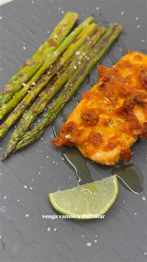 SALMON WITH TOMATO PESTO