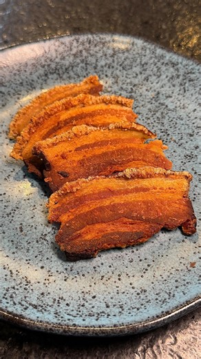 Valentina Calvão - Culinária on Instagram: "Repete comigo: primeiro cozinha, depois frita. Sim, eu sei… parece estranho mas deixa eu te explicar.😅🥓 Quando você coloca o bacon cru direto na frigideira, ele costuma ficar: 👉 duro no meio 👉 mole nas bordas 👉 com a gordura borrachuda Agora, quando você ferve o bacon antes de fritar, a água faz a carne e a gordura cozinharem juntas, quando a água evapora, a própria gordura do bacon doura tudo por igual e fica muito mais crocante.😱💦 Depois que v