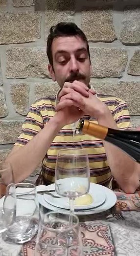 How to Open and Taste Red Wine Like a Pro