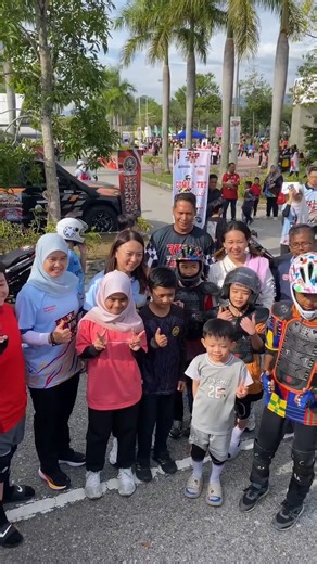PM Anwar & Hannah Yeoh meriahkan Hari Sukan Negara 2025 di Ipoh! 🏃‍♀🇲🇾 Buat pertama kali di luar Lembah Klang, Hari Sukan Negara (HSN) Peringkat Kebangsaan 2025 berlangsung penuh semangat di Dataran Bulatan Sultan Azlan Shah, Meru, Ipoh - dirasmikan oleh YAB Dato’ Seri Anwar Ibrahim bersama YB Hannah Yeoh, Menteri Belia dan Sukan. Bertemakan “Malaysia Aktif”, sambutan tiga hari (10–12 Oktober) ni himpunkan lebih 10,000 peserta dengan lebih 40 aktiviti sukan & rekreasi seluruh negara. Tahun in