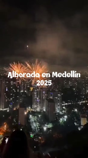 Alborada en Medellín 2025. Unos de los momentos más tradicionales de Medellín se verá este 30 de noviembre, toda la ciudad se ilumina con fuegos pirotécnicos para recibir el mes más alegre del año, DICIEMBRE. Si estas en Medellín esa noche tienes que ver este espectáculo y nosotros te podemos ayudar. Mira vas a disfrutar de una chiva rumbera y de ver la alborada en un rooftop con una vista a la ciudad impresionante. Vamos este 30 de noviembre a ver la alborada en Medellín. Acá puedes conseguir m