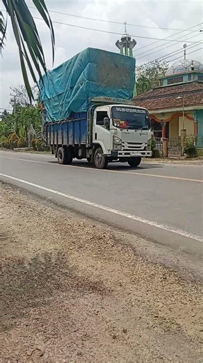 over load truk oleng #automobile #trukvidio #trukoleng #bussidindonesia #masukberanda #fypシ゚viral