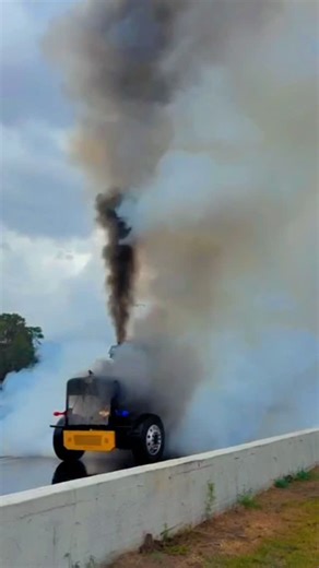 Now that’s how you do a burnout 💨 #mhpd #peterbilt #fueledbyfass #mariohighperformancediesel #precisionturbos #c15 | Mario High Performance Diesel