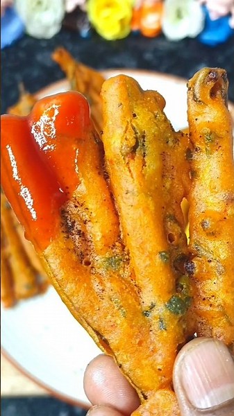 Itni Crispy Bhindi Ki Chips Bhi Fail 😱#shorts #bhindi #food #youtubeshorts #viral #recipe#pakoda