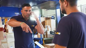 📈Erfolgreicher Unternehmer, 💪Sportler, 👨‍👦stolzer Papa & 😎cooler Typ: Mit seinem Team beliefert Constantin im Raum Stuttgart täglich GLS Kunden. Im Video erzählt er über seinen Werdegang vom Zusteller zum Transportpartner & was ihm an seiner Arbeit Freude macht. 🎬Film ab🎬 | GLS Germany