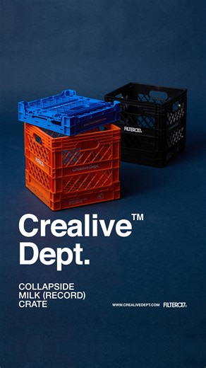 FILTER017®︎ on Instagram: "FILTER017® Crealive Dept™ Collapsible Milk (Record) crate 牛奶(唱片)折疊收納籃 這款經典的折疊收納籃，旨在向舊時代的生活回憶致敬。它不僅曾用於運送新鮮牛奶，更是許多人珍藏黑膠唱片的共同回憶。藉由具備折疊與層疊組合的特性，帶來空間運用的多樣可能性。無論是融入居家質感佈置，亦或是個性化的戶外露營場景，都能輕鬆滿足多元的擺放陳列與收納需求，進而為您的生活美學注入獨到品味。 在實用性與結構設計上，利用塑料的彈力慣性，巧妙地在籃體上緣四個角落生成一體成形的卡扣，確保組件能夠快速且穩固地展開固定與收折，加上底部的對位卡槽設計，讓多個收納籃層疊時能夠精準對齊，更加緊密且穩固，為您的收納選擇提供可靠且便利的解決方案。 - 商品資訊 售價：NT$1280 顏色：黑/藍/橘 材質：PP 展開尺寸：長35.9x寬35.9x高35.9cm 展開内徑尺寸：長33.7x寬33.7x高35cm 折收尺寸：長35.9x寬35.9x高9.5cm 容量：40L 承重：20KG 注意事項： 1．本商品為工業用品
