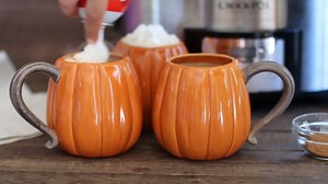 1.1M views · 543 reactions | Pumpkin Spice Lattes in the crockpot! Make this for your next party. Recipe: https://www.themagicalslowcooker.com/slow-cooker-pumpkin-spice-lattes/ | The Magical Slow Cooker | Facebook