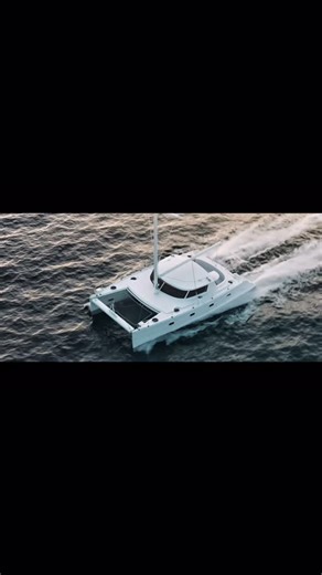 Moonbow Houdini Vfx on Instagram: "🔥 Hoy, en Refes Calientes 🔥 Tenemos una referencia de una escena CGI creada por un artista increíble. Fijaos bien en estas simulaciones de whitewater y en las olas: fuerza, escala y lectura perfectas. Simplemente brutales. Proyecto creado con Houdini Flip Fluid Simulations integradas en un entorno de Unreal Engine. El proyecto completo y los archivos están disponibles en YouTube. 💪 Artista: Mikkel Lassalle Creative Director AI & Post Production Specialist Yo