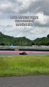 Kala pembalap Honda HRC Castrol, Luca Marini berlatih di Sirkuit Mandalika bersama skuad VR46 pada awal tahun 2025. #mandalika #sportsbike #honda | GP Racing Indonesia