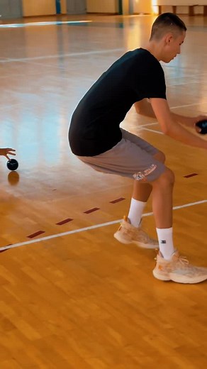 6 MEDICINE BALL HANDLES CHALLENGE!🔥💯📈 Footwork in motion. Dribble changes. Medicine ball bounce. This drill isn’t just about coordination — it’s about discipline, rhythm, and control under resistance. Can you dribble through traffic while your other hand works like it’s under pressure? If you can handle this, you can handle anything. 🔁 6-POD FLOW – MOVING MED BALL HANDLES: 1️⃣ DROP ➤ BETWEEN ➤ CATCH 2️⃣ DROP ➤ DOUBLE BETWEEN ➤ CATCH 3️⃣ THRU ➤ THRU ➤ SPLIT ➤ CATCH 4️⃣ DOUBLE BETWEEN ➤ CROSS 