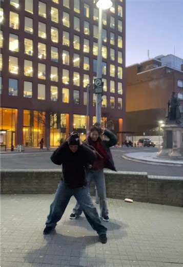 Sorry to the passers by who kindly stopped for us to film this #chillichipz #bestfriends #viral #fyp #dance