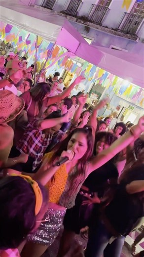 ELA puxa o arrastão junino dela, esqueça! #lys #musica #aovivo #sãojoão #bahia #cantora #dançando