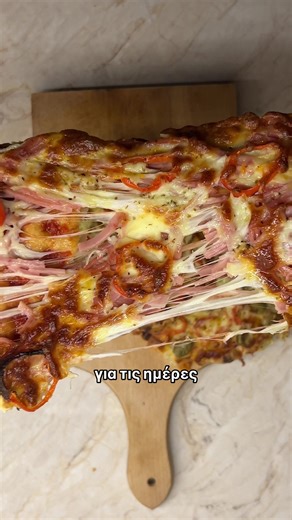 Πανεύκολες πίτσες με πίτες για γύρο! Ένα γρήγορο βραδινό γεύμα για τις ημέρες που δεν έχεις χρόνο να μαγειρέψεις 🍕 ΥΛΙΚΑ: Πίτες για γύρο Σάλτσα ντομάτας Τριμμένα τυριά Πιπεριά κόκκινη Πάριζα/Γαλοπούλα Τα υλικά είναι ενδεικτικά, μπορείς να χρησιμοποιήσεις ότι σου αρέσει! Για τη σάλτσα: 2 κσ. τυρί κρέμα 1 κσ. σάλτσα πέστο 1 κγ. παρμεζάνα τριμμένη Πιπέρι #pizza #easypizza #flatbread #Ιδέεςγιαδείπνο #easyrecipes