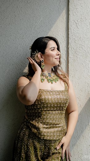 Heli Ved on Instagram: "Mehendi Lag Gayi Haii😍✨💍 📸 @starduststories.co 📜Wedding Stationery @weddingstationeryby_abclicks 🪷Mehendi @ayushi.mehendi.artist 💄Makeup and Hair @makeupbyvaish 👗 Outfit @jayeshandkaajalshah ✨Event Planner @kathajoint . . . #indianwedding #mehendiceremony #mehendi #bridetobe"