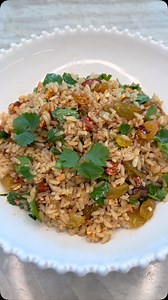 🌿 Salade de riz complet aux amandes et raisins secs 🌿 Le riz complet est une excellente alternative au riz blanc : plus riche en nutriments et avec un impact glycémique plus modéré. Mais pour le rendre plus digeste, il faut bien le rincer et prolonger un peu la cuisson. En ce moment, j’essaye de limiter les pâtes blanches, le riz blanc et la farine raffinée… Et franchement, ce n’est pas évident ! Mais comme pour tout, c’est juste une question d’habitude. 💪 🥗 Ingrédients : • Riz complet • Ama