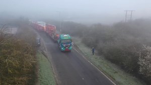 Allelys moving a large part of a gas turbine. This load is huge, it traveled around the M25 from Tilbury up to Stewartby in Bedfordshire, the journey took over 12 hours to complete. #trucks #heavy #heavy #haul #heavyhaul #heavyhaulage #heavyhaulexperts #heavyhaulers #heavyhauling #heavyhaulporn #allelys #Allelys #allelysheavyhaulage #allelysgroup #allelysheavyhaulageltd #faktor5 #gasturbinepowerplant #gasturbineengineer | Lee Elliott Truck Photography