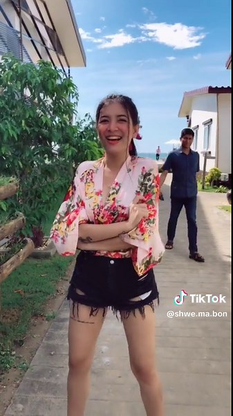 ရွှေမဘုံ: Bon Bon သီချင်းနှင့် TikTok ပျော်မှုများ