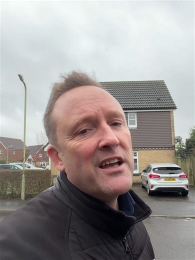 🏡 Now Available To Rent – Little Burton Farm, Kennington (Ashford) I’m over at the ever-popular Little Burton Farm estate today, where this fantastic two-bedroom semi-detached family home has just come back to the rental market. The outgoing tenant has been here for over 10 years — a real testament to both the home and the area — and has just bought their own property. Congratulations to them! 🎉 ✨ Key details: ✔️ Two-bedroom semi-detached home ✔️ £1,250 PCM ✔️ Plenty of parking to the side ✔️ 