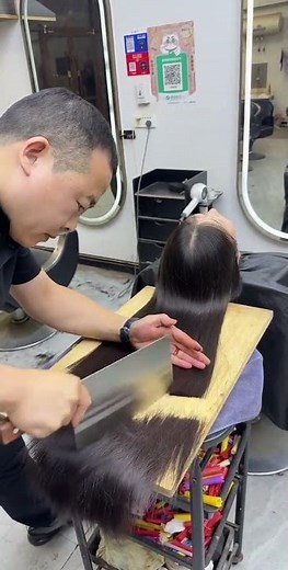 Ditch the scissors? This kitchen knife is the real "black technology" in the hairdressing world!