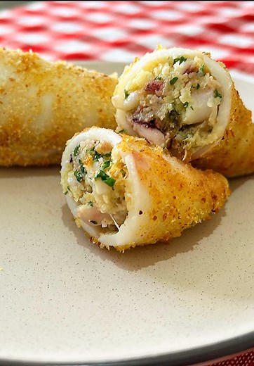 CALAMARI RIPIENI AL FORNO 🦑 di Nonna Razia 🕐Tempo di preparazione totale: 40 minuti 🕛Tempo di cottura: 20 minuti 😊Difficoltà: Bassa 🍽Dosi: Per 2 persone 🤑Costo: Medio Ingredienti: Calamari, 2; Aglio, 1 spicchio; Prezzemolo, un mazzetto; Mollica di pane raffermo, 150 g; Pecorino grattugiato 2 cucchiai; Capperi, 1 cucchiaio; Limone (succo), 1/2; Pangrattato q.b. ; Olio extra vergine d’oliva q.b. ; Sale e pepe q.b. Ti manca qualche ingrediente? La mollica di pane raffermo può essere sostituit