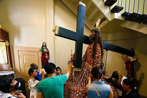 Holy Week 2025: Stations of the Cross prayer guides for your Visita Iglesia