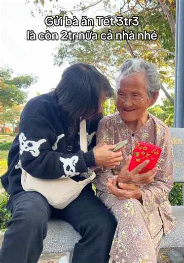 Mừng Tết Đoàn Viên cùng bà cụ lượm ve chai