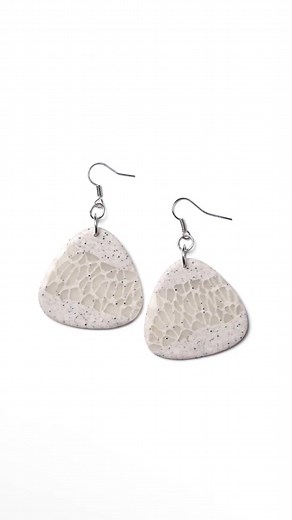 Learn how to make natural earrings from translucent polymer clay cane. The full tutorial is available on Lucy Clay Blog. #polymerclay #polymerclayjewelry #polymerclaytutorial #claytools #polymerclaytools #polymerclayartist #polymerclayworkshops #clay #polymerclaycane #polymerclayextruder #extruder #clayextruder #fimo #premo #kato #cernit #clayideas #polymerclayartists #lucyclaytools #lucyclay #slicer #minislicer