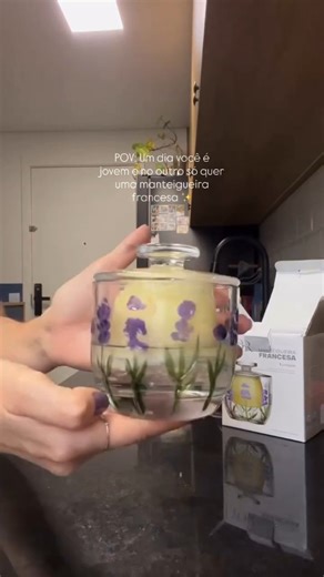Top Brasil Atacado e Varejo 🇧🇷 on Instagram: "✨ É sobre a mania de colocar beleza nos pequenos detalhes da rotina… e perceber que, em um dia você é jovem 💫 e no outro, tudo o que você quer é uma manteigueira linda na mesa 🧈💜 A Manteigueira Francesa Cristal Lavanda – Hand Painting é aquele detalhe que transforma o café da manhã em um momento especial, delicado e cheio de charme. Porque cuidar da casa também é uma forma de cuidar da gente ✨ 💜 Manteigueira Francesa Cristal Lavanda – Hand Pain