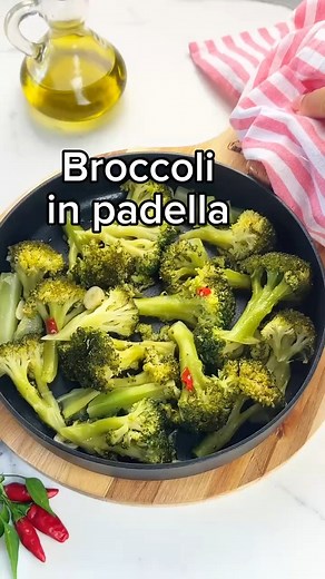 Buoni e veloci i broccoli in padella, senza lessarli, ancora più saporiti e li puoi arricchire a tuo gusto | Ricette che Passione di Ornella Scofano