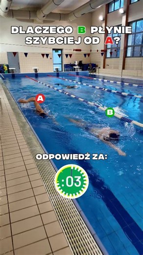 Na basenie często wygląda to tak 👇 Jedna osoba bardzo szybko pracuje rękami, a druga płynie spokojniej i i tak ją wyprzedza 🧐 Powód jest prosty🏊‍♀️ W pływaniu ważniejsza od tempa jest efektywność ‍🫵 Największe znaczenie mają: • ułożenie ciała • czucie wody • długość kroku pływackiego • rotacja Każdy z tych tematów tłumaczę w osobnych materiałach na profilu🔥 #plywanie #naukaplywania #basen #trening #trener #tutorial #kraul #technikaplywania #plywaniebezwysilkowe | Rafał Klimek - Trener Pływa