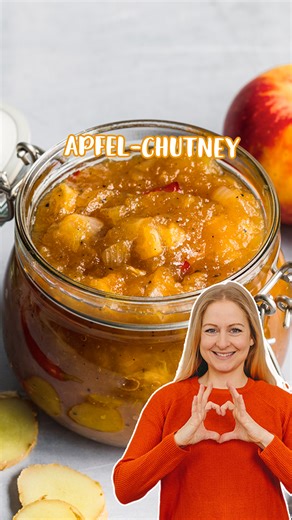 Apfel-Chutney📌 Rezept zum Speichern Das einfache Apfel-Chutney mit Zwiebeln ist eine feine Beilage zu frischem Brot, Fleisch, auf Burgern oder zu Käse. Plus: Schön verpackt ist das Chutney aus säuerlichen Äpfeln auch ein tolles Geschenk aus der Küche. 😋❤️ ZUTATEN 1 kg Apfel (Boskop oder Cox Orange) 5 Zwiebeln (ca. 250 g) 1 cm Ingwer 1 TL Öl 250 g brauner Zucker 350 ml Weißweinessig ½ Zitrone (Saft der Zitrone) 1 Chilischote 1 TL weißer Pfeffer ZUBEREITUNG 1. Schritt Äpfel schälen und grob zerk