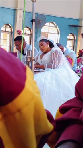 Bride dozes off during church wedding as groom also appears exhausted 👀