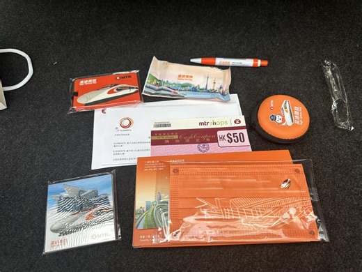 高铁复运︱首批高铁内地客开心抵埗 即收港铁、旅发局送大礼