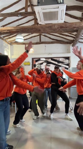 Un poquito de baile para que la semana empiece con buena vibra 😜💃🥳 ¿Qué os gustaría ver en el siguiente video? #baileviral #campus #teachers #campuslife #foryouu