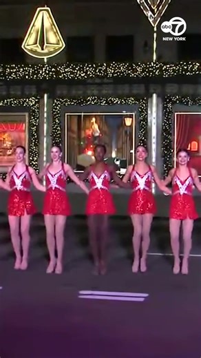 It's back! Saks unveiled the resurrection of its holiday tradition on Monday night with the famous decorated windows and light show. Last year the store scrapped the event because of budget cuts. | ABC7NY