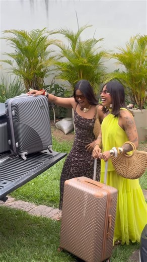 LANA SANTANA | MODA & BELEZA on Instagram: "Por aqui já estamos ansiosas e prontas pra curtir o melhor réveillon ✨🥂🌴🔥 @reveillon7ondasbg . . . . . #reveillon7ondas #barragrande #bahia #reveillon #festa"