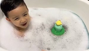 Watch spraying frog bath toy on Amazon Live