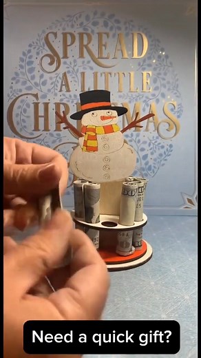 🎅💵 Tired of boring money envelopes? This Santa chimney cash holder turns gift money into a fun mini display! Stack rolled bills inside, pop Santa on top and you’ve got a Christmas surprise they’ll actually remember. 🎄 Perfect for kids, teens, coworkers and white-elephant exchanges. Reusable every year! ✨ | Principleas