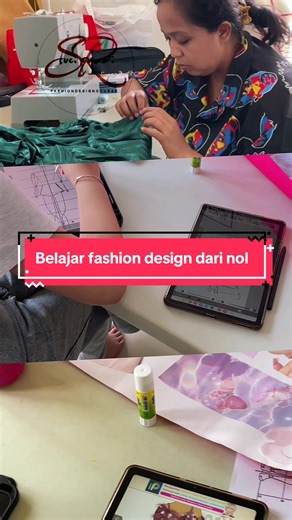 📌 Belajar Fashion Design, kamu bisa pilih fokus: Kebaya atau Gaun! Di SR Fashion Design Course, kamu bebas menentukan jalur belajarmu sendiri. Mau jadi desainer kebaya modern nan anggun? Atau lebih tertarik mendesain gaun dengan siluet haute couture? Semua bisa kamu pelajari dari dasar sampai mahir, lengkap dengan teknik pola, fitting, dan konstruksi profesional. 🧵 Pilih passion-mu, dan wujudkan jadi karya nyata ✨ 📍Kelas offline & online tersedia — #SRFashionDesignCourse #BelajarDesainBusana 