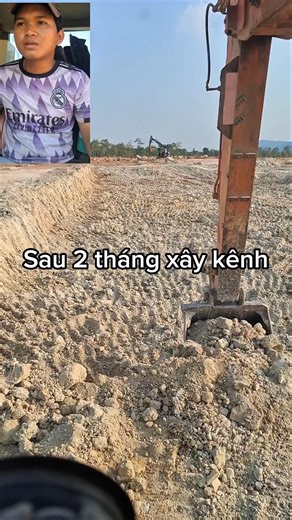 “Múc đất chưa đủ, còn phải đập nữa 😅”