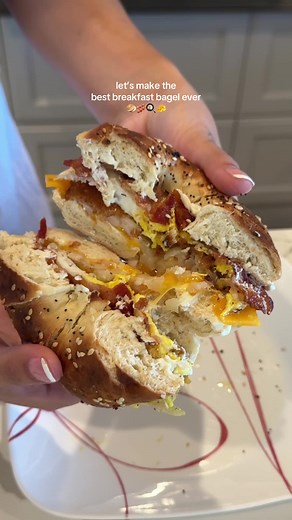 The BEST breakfast bagel I swear 🥯 #cookwithme #breakfastideas #bagelsandwich #bagelrecipe #breakfastsandwich #easyrecipes #breakfastideas