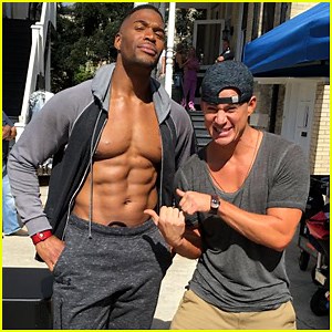 Michael Strahan Displays His Unreal Six Pack Abs While Shirtless on ‘Magic Mike’ Set!