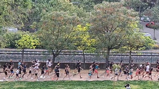 La mierda de correr en grupo con música alta viene, como siempre de los EEUU, los "social runners" y de Londres. Como se ve en el vídeo, se van grabando de un lado a otro. A veces son grupos de gilipollas por ellos mismos y otras son gilipollas convocados por marcas y vendedores para hacer vídeos tiktoqueros e instagramers. A ver si se enteran de que existen unas cosas que se llaman auriculares y dejan de dar por culo a los demás.