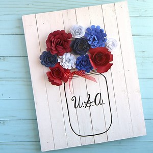 Make this adorable patriotic mason jar sign now and you can leave it up all summer! Get the written instructions and supply list here: https://www.thecraftpatchblog.com/patriotic-pallet-wood-sign-with-rolled/ | The Craft Patch